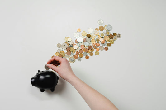 Risparmiare e investire: i segreti per un futuro finanziario solido